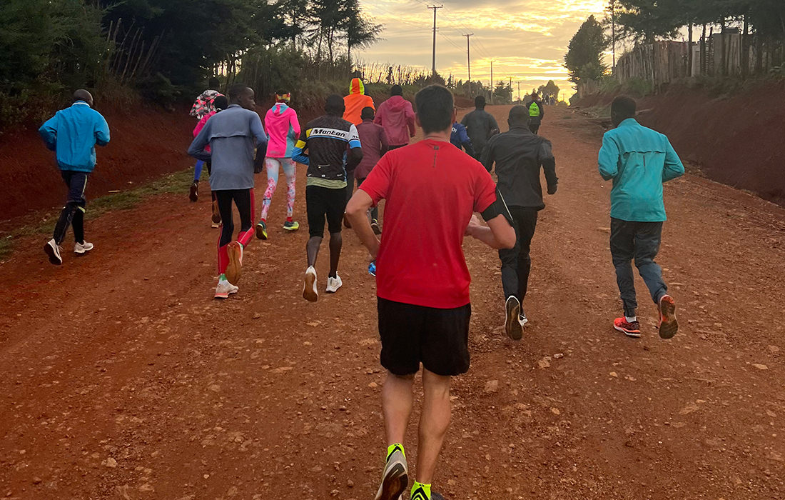 Laufcoach Patrick in Kenia mit einer kenianischen Laufgruppe