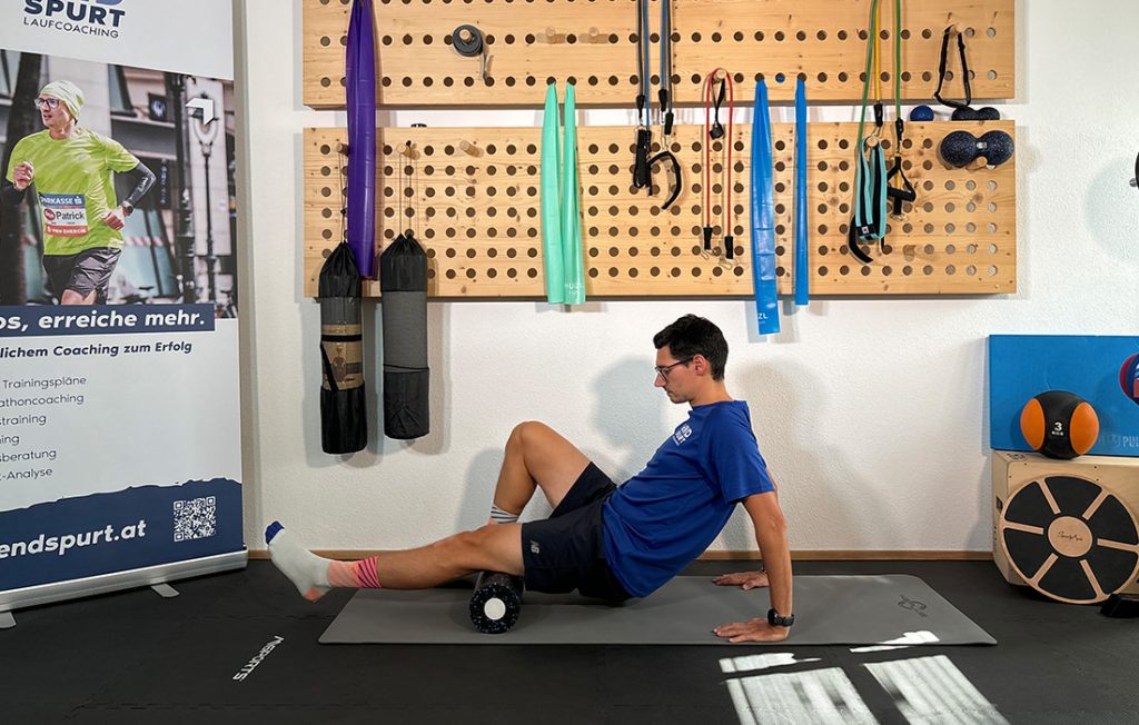 Laufcoach Patrick Pöschl beim Faszientraining im Cool Down