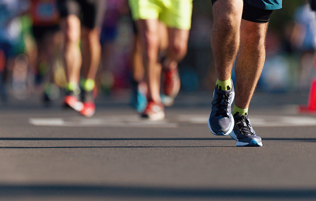 Ansicht von vorne auf mehrere Läufer zur Analyse ihrer Lauftechnik