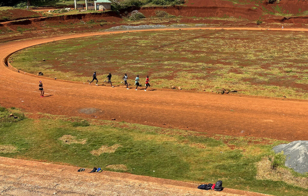 Beständiges Training auf der Laufbahn in Kenia